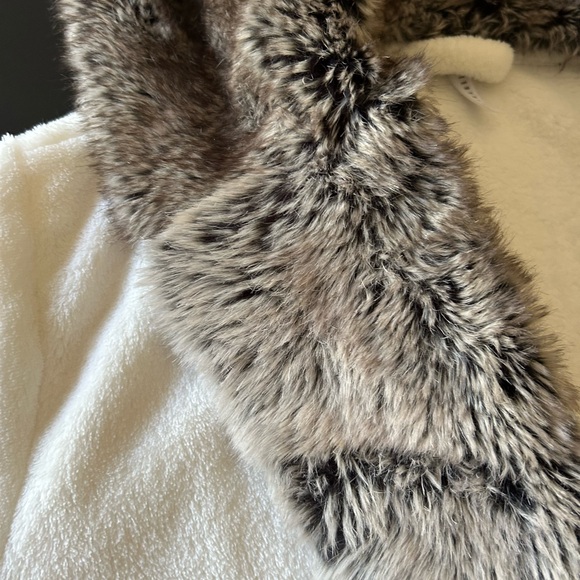 Pottery Barn Faux Fur Ombre soft hooded robe - Picture 3 of 10